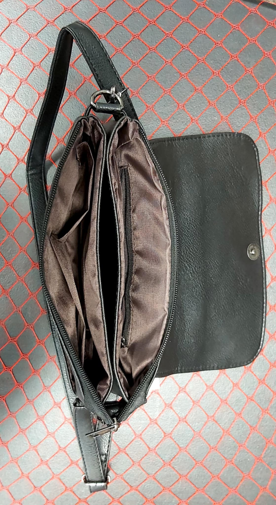 Cross-body flap handbag